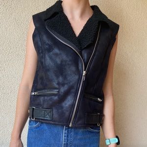 Black Vest with faux fur